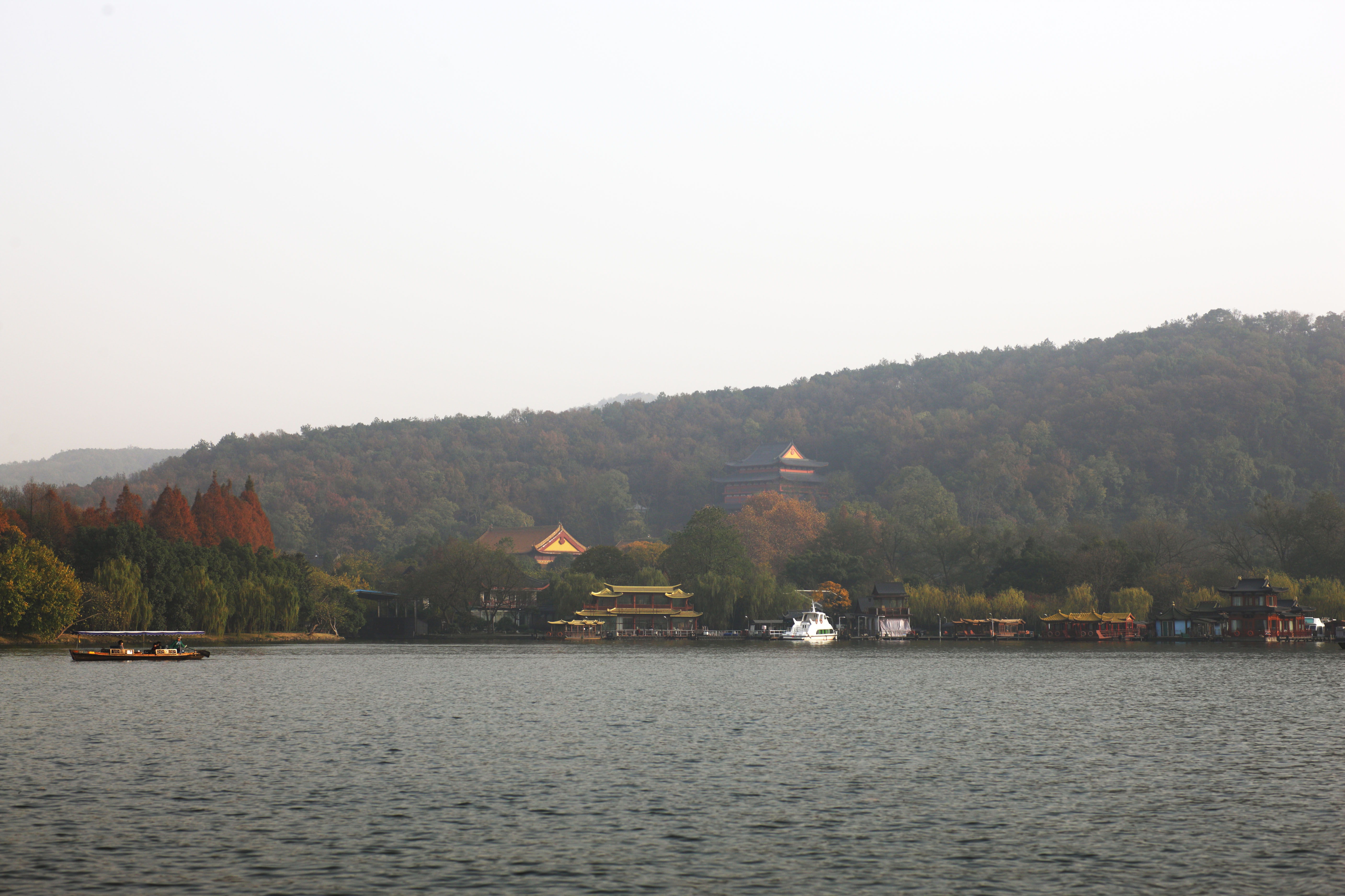 photo,material,free,landscape,picture,stock photo,Creative Commons,Xi-hu lake, ship, Saiko, , Colored leaves