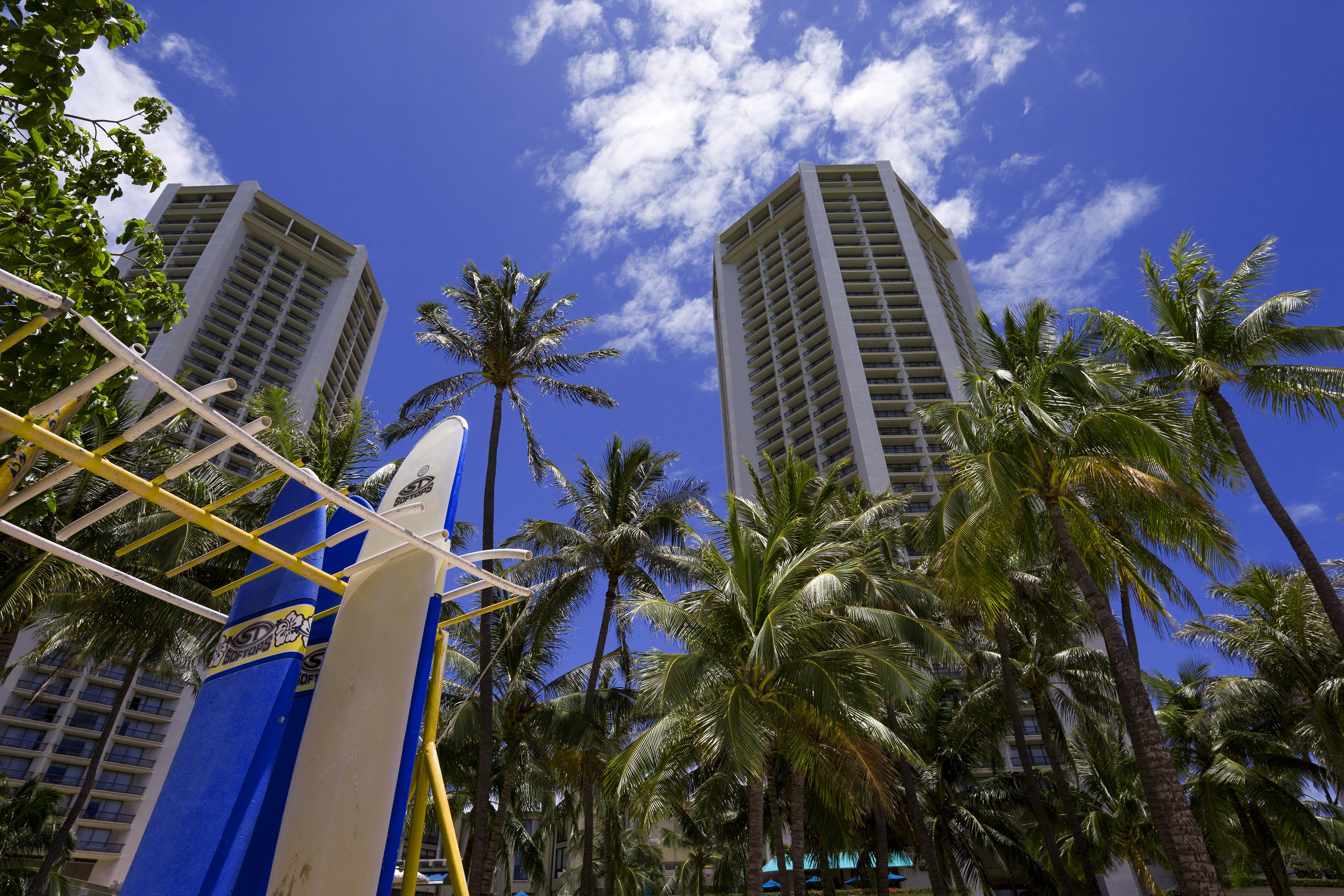 photo,material,free,landscape,picture,stock photo,Creative Commons,Waikiki hotel, beach, surfboard, blue sky, building