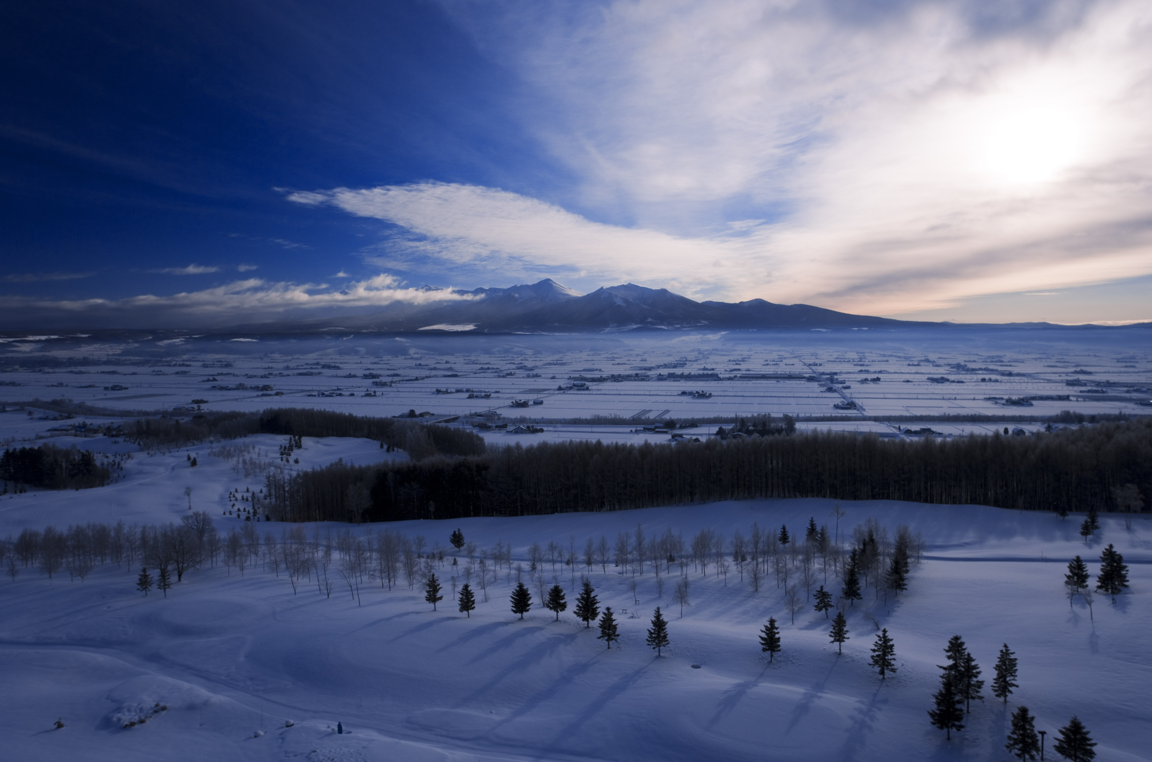 photo,material,free,landscape,picture,stock photo,Creative Commons,Morning of Furano, snowy field, mountain, tree, field