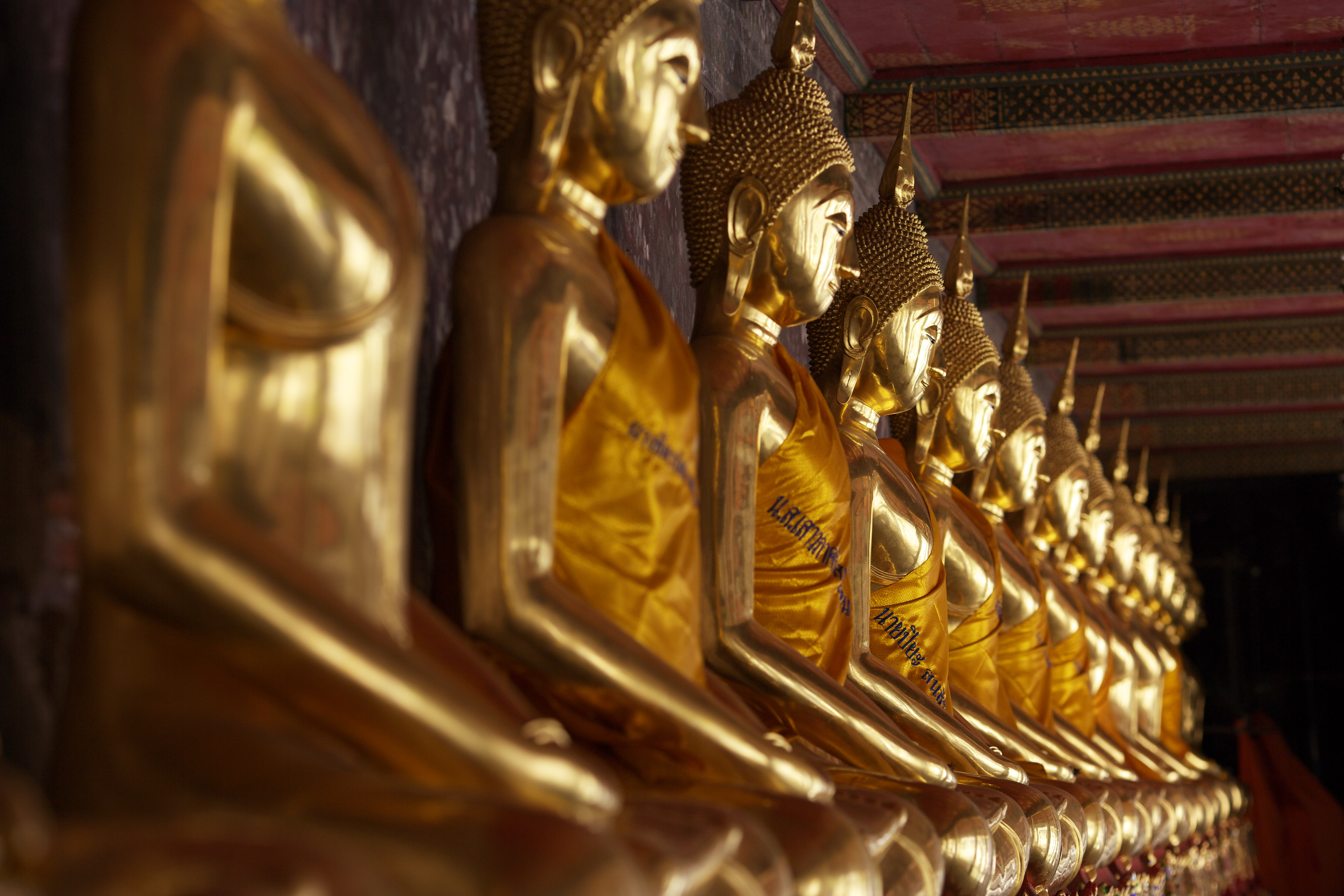 photo,material,free,landscape,picture,stock photo,Creative Commons,A golden Buddhist image line of Wat Suthat, temple, Buddhist image, corridor, Gold