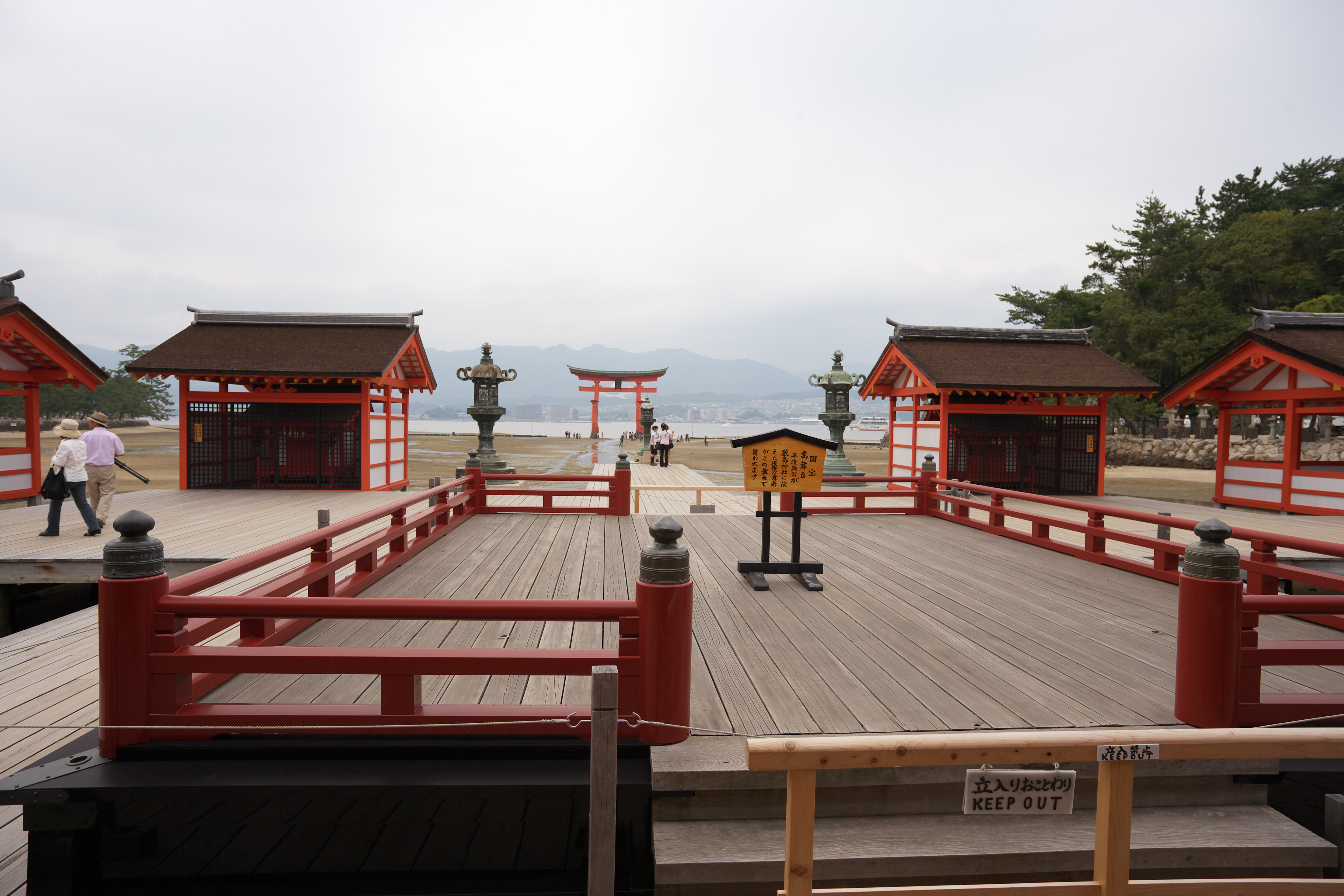 photo,material,free,landscape,picture,stock photo,Creative Commons,The high stage of Itsukushima-jinja Shrine, World's cultural heritage, main shrine, Shinto shrine, I am cinnabar red