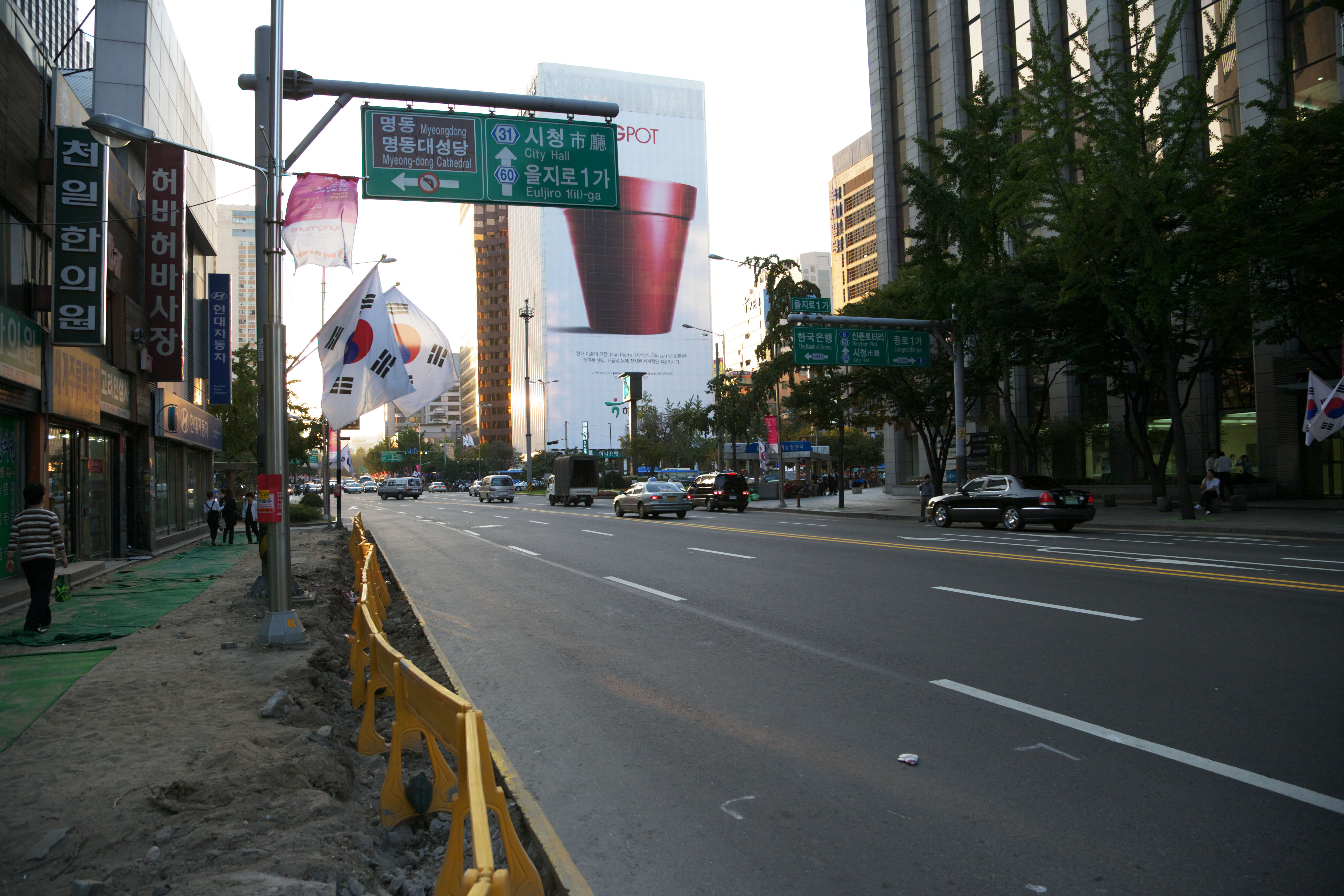 foto,tela,gratis,paisaje,fotografa,idea,Hilera de casas a lo largo de una calle de ciudad de Myondong, Seal de trfico, Asfalto, Anuncio de superficie de pared, Bandera de Repblica de Corea