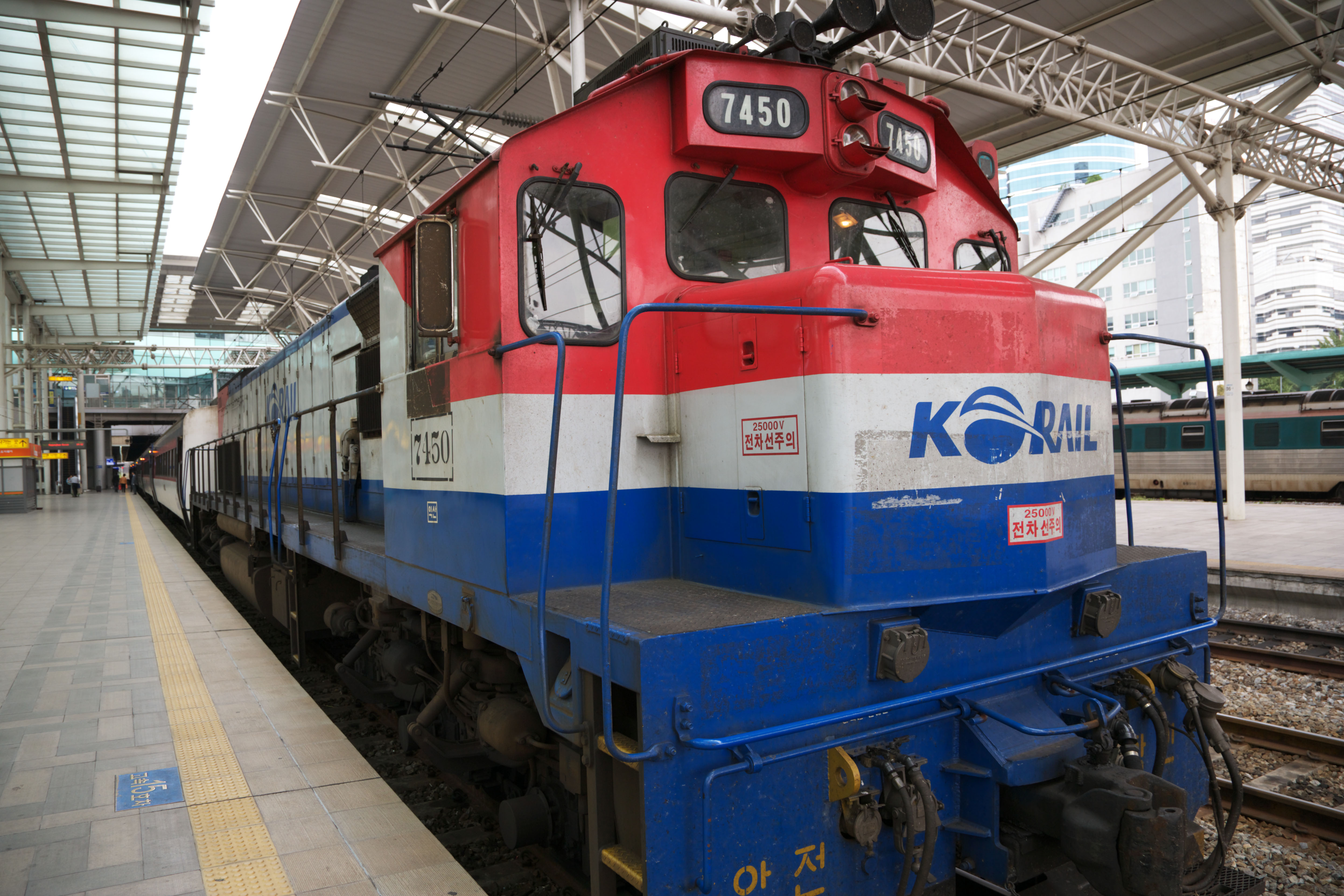 photo,material,free,landscape,picture,stock photo,Creative Commons,A diesel, railroad, train, Traction, Seoul Station