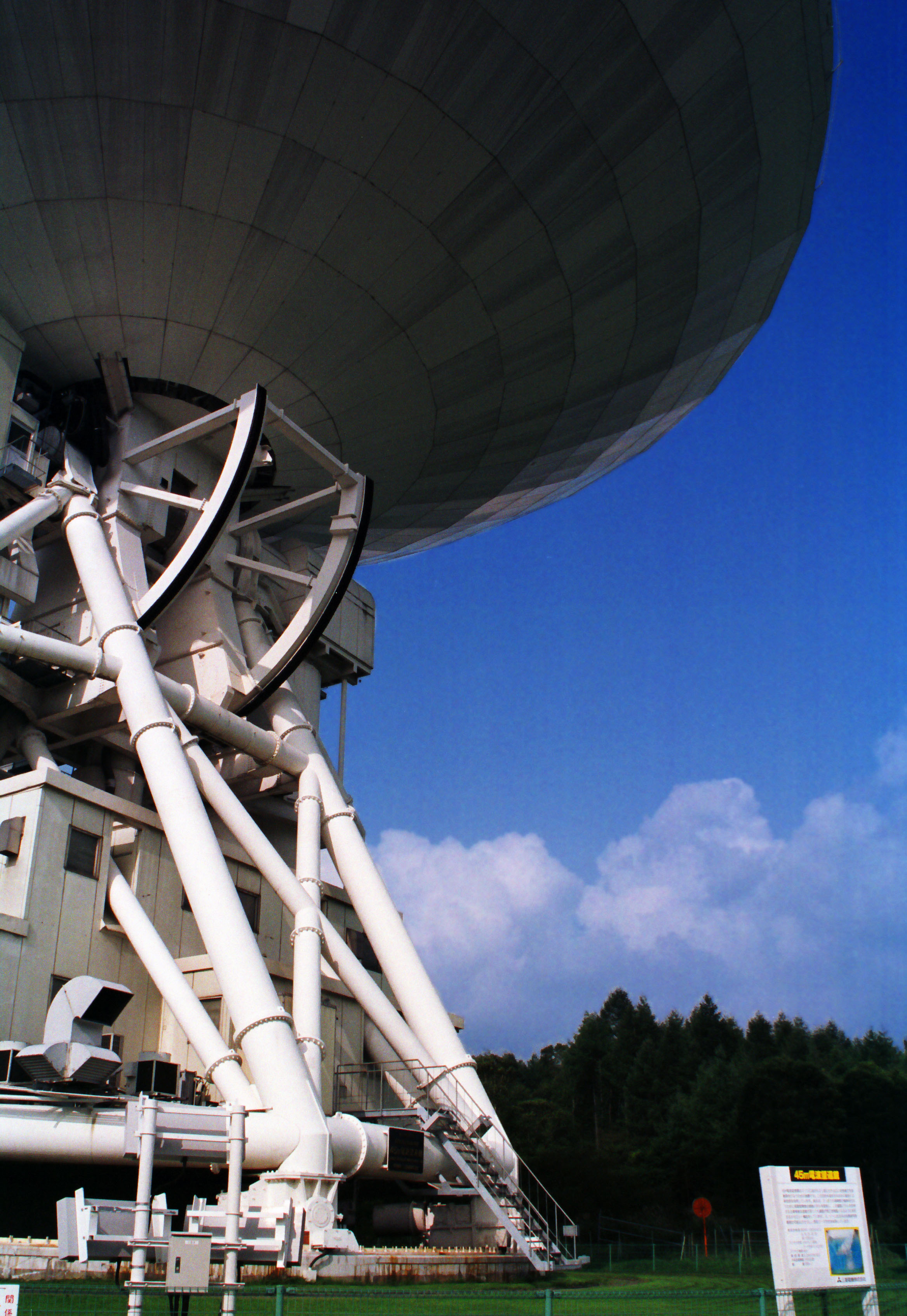 photo,material,free,landscape,picture,stock photo,Creative Commons,Gigantic telescope in summer, sky, antenna, , 