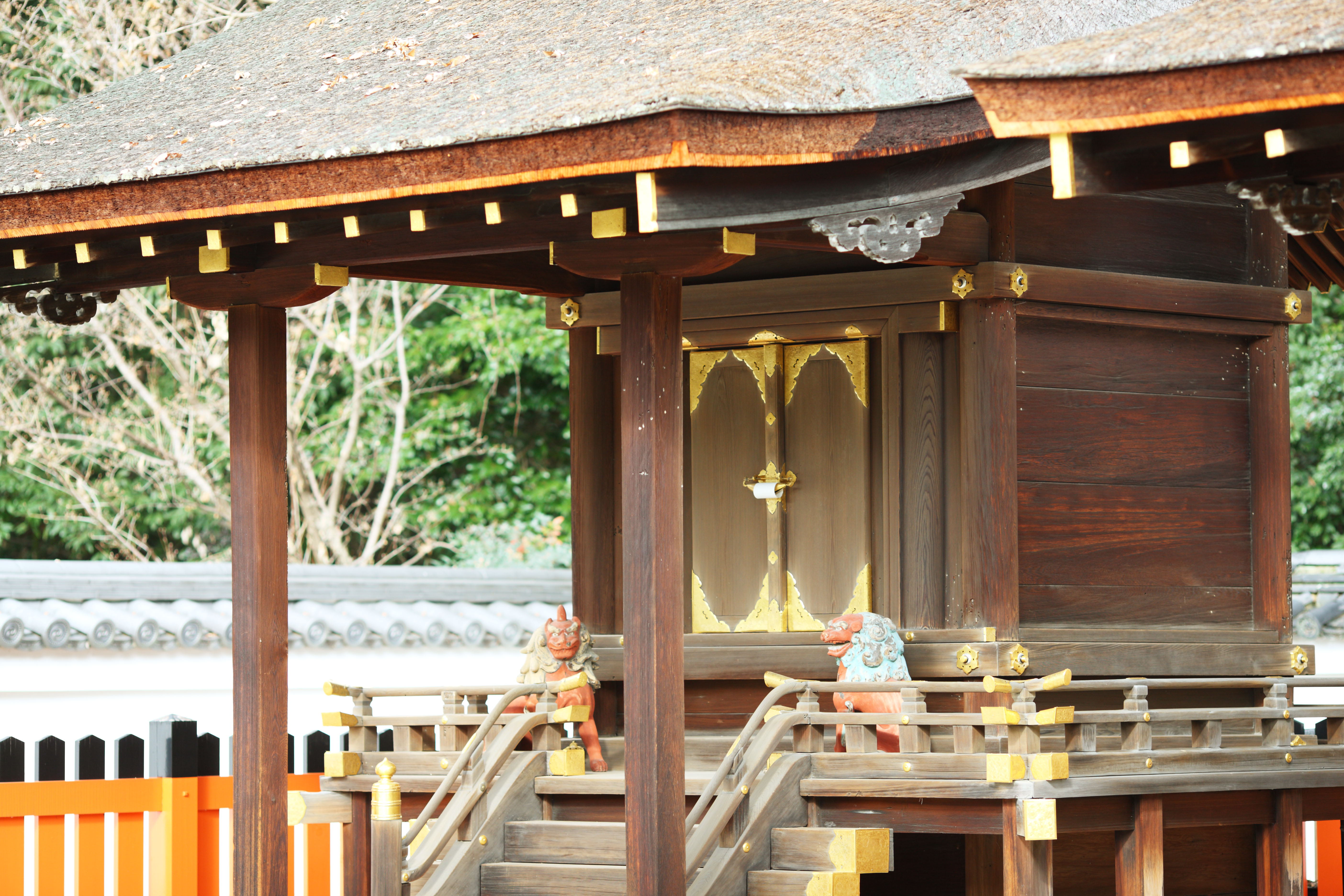 photo, la matire, libre, amnage, dcrivez, photo de la rserve,Compagnie de Temple Shimogamo Corporation Mitsui, Une bote de la qute, btiment en bois, paire rouge de chiens du gardien de pierre, Accessoires du mtal de l'argent