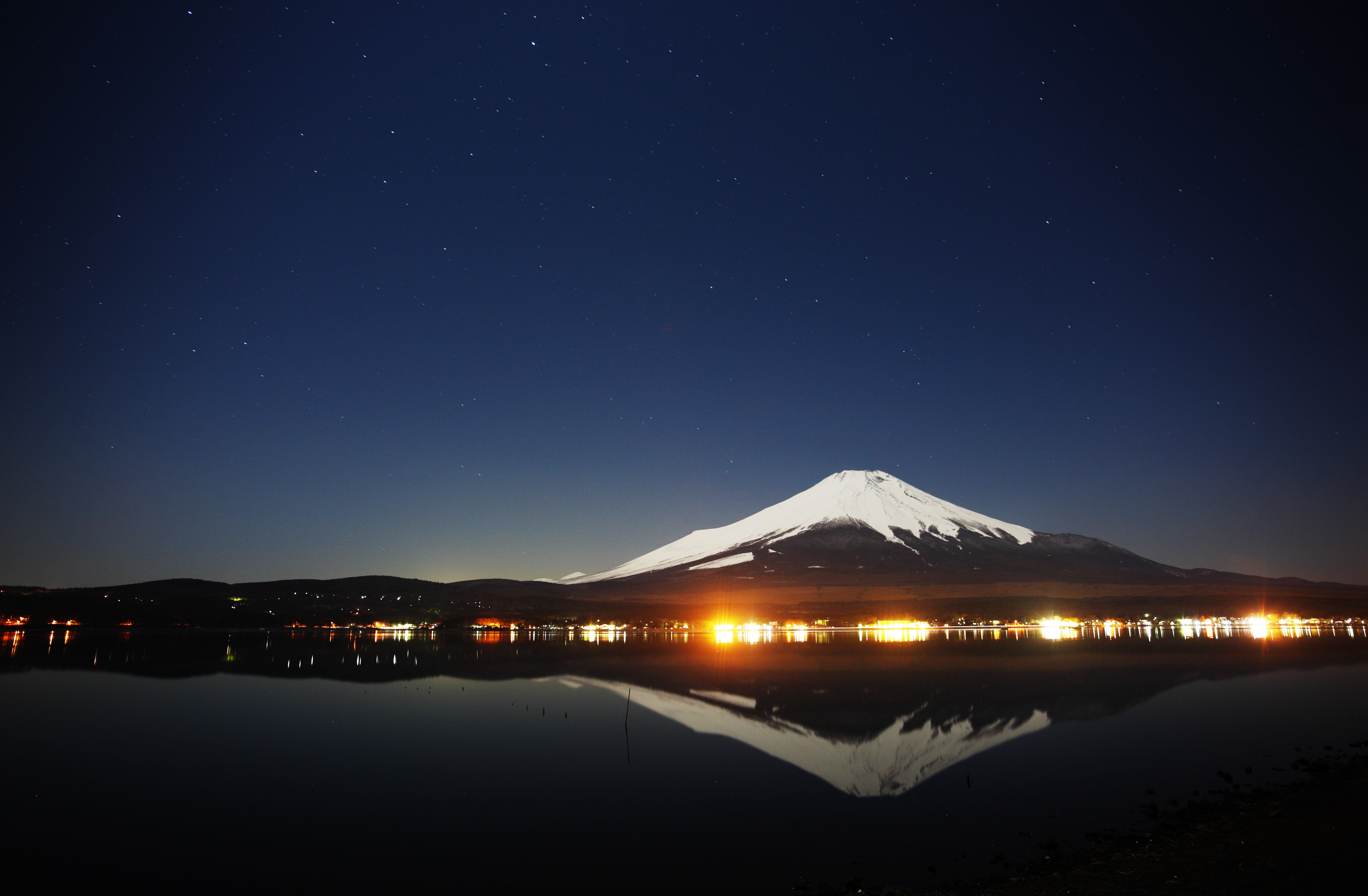 foto,tela,gratis,paisaje,fotografa,idea,Monte. Fuji, Fujiyama, Las montaas cubiertas de nieve, Superficie de un lago, Cielo iluminado por las estrellas