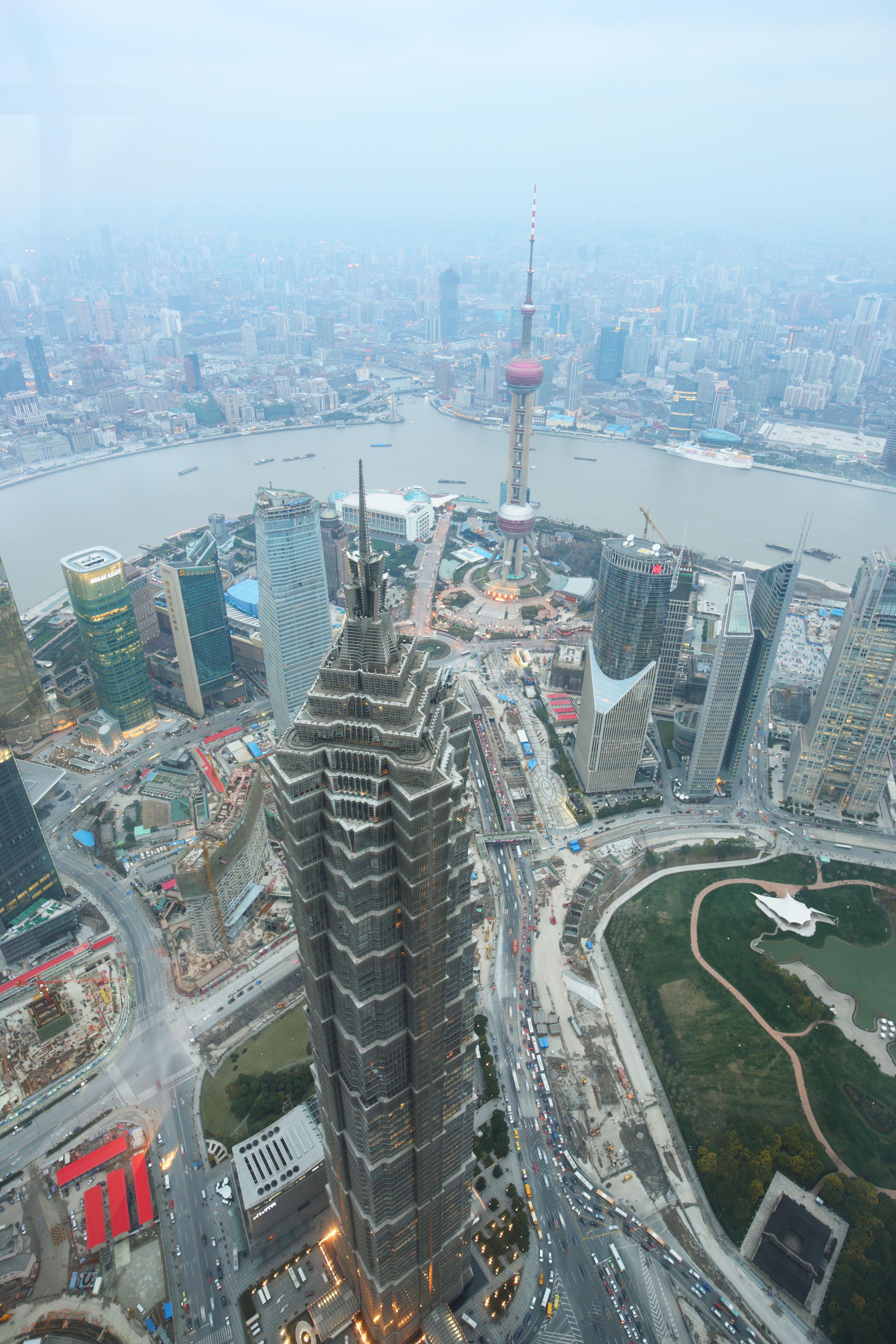 photo,material,free,landscape,picture,stock photo,Creative Commons,Development of Shanghai, The center where Shanghai world financial, Pudong New Area, Watch east light ball train; a tower, skyscraper