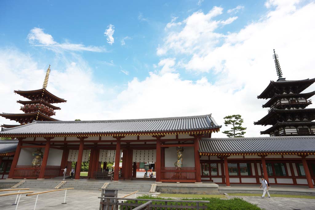 photo, la matire, libre, amnage, dcrivez, photo de la rserve,La porte de Temple Yakushi-ji a construit entre la porte principale et la maison principale de l'architecture palais-appele dans la priode Fujiwara, Je suis peint en rouge, Le Bouddha de gurir, Monastre bouddhiste, Chaitya