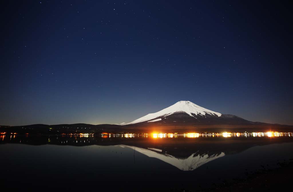 Foto, materieel, vrij, landschap, schilderstuk, bevoorraden foto,Mt. Fuji, Fujiyama, De besneeuwde bergen, Vlak van een plas, Starlit lucht