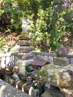 Foto, materiell, befreit, Landschaft, Bild, hat Foto auf Lager,Das Grab von Yoritomo Minamoto, ernst, Turm fr die Ruhe der Seelen, Kamakura, Herbst von einem Pferd