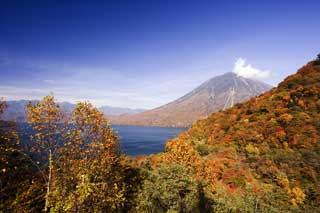 Foto, materieel, vrij, landschap, schilderstuk, bevoorraden foto,Zonnelicht Lake Chuzenji-ko en Mt. Mannetje, Plas, Ahorn, Blauwe lucht, Berg