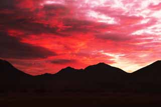 Foto, materiell, befreit, Landschaft, Bild, hat Foto auf Lager,Eine Gruppe von tiefen roten Wolken, Der Sonnenaufgang, Die Morgenglut, ridgeline, Silhouette