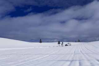 Foto, materiell, befreit, Landschaft, Bild, hat Foto auf Lager,Ein kleines Haus eines schneebedeckten Feldes, schneebedecktes Feld, Wolke, Haus, blauer Himmel
