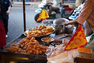 photo,material,free,landscape,picture,stock photo,Creative Commons,Bangkok stand, Deep-fried food, Charcoal lighting a fire, stand, spring roll