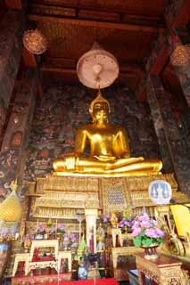Foto, materiell, befreit, Landschaft, Bild, hat Foto auf Lager,Eine groe Statue von Buddha von Wat Suthat, Tempel, Buddhistisches Bild, Korridor, Gold
