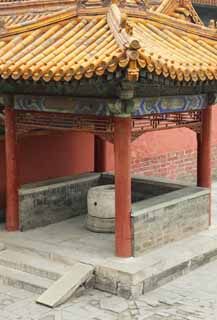 photo,material,free,landscape,picture,stock photo,Creative Commons,The well of the old palace, well, roof, I am painted in red, stone pillar
