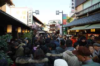 Foto, materieel, vrij, landschap, schilderstuk, bevoorraden foto,Ht benadering van Shibamata Taishaku-tien Tempel, Deva poort, Nieuw bezoek van Jaar naar een Shinto heiligdom, Worshiper, Grote congestie