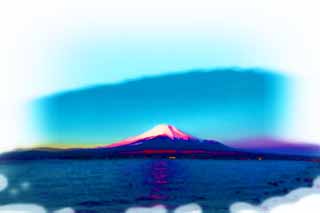illust, materiale, libero panorama, ritratto dipinto, matita di colore disegna a pastello, disegnando,Fuji rosso, Fujiyama, Le montagne nevose, superficie di un lago, Il bagliore di mattina
