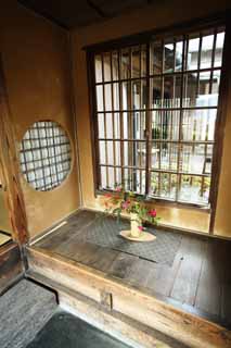 Foto, materiell, befreit, Landschaft, Bild, hat Foto auf Lager,Meiji-mura-Dorf Museum Rohan Kouda-Haus [eine Schneckeneinsiedelei], Der Eingang, rundes Fenster, In den Tagen des tiefen roten Taues, Kulturelles Erbe